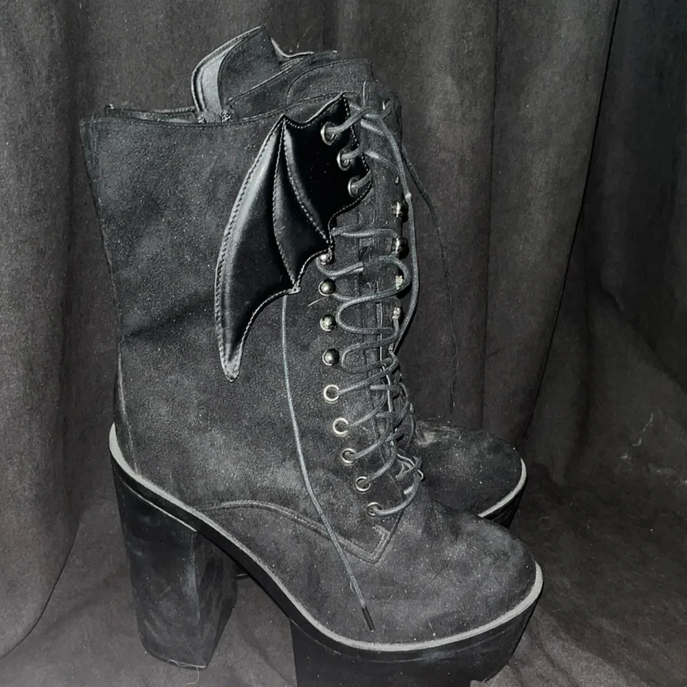 Batwing platform boots - Picture 2 of 4